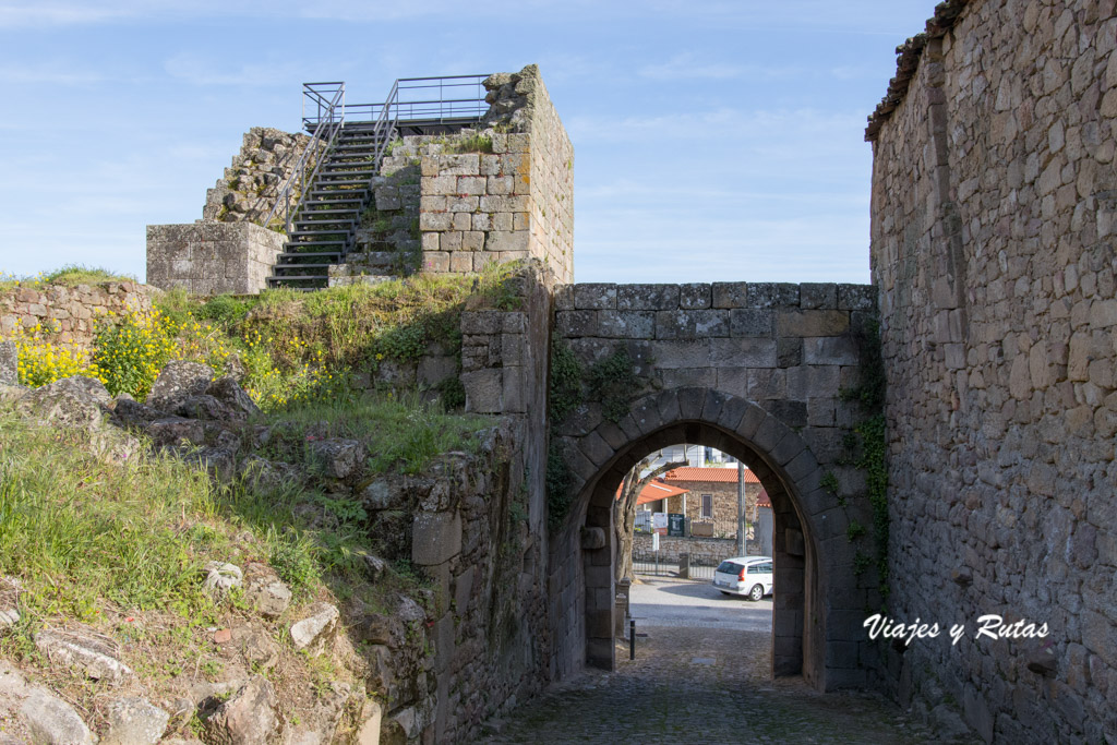 Torres y puertas de la muralla de Pinhel