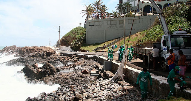 Garis em operação de remoção dos restos mortais (Foto: Mauro Akin Nassor/Correio)