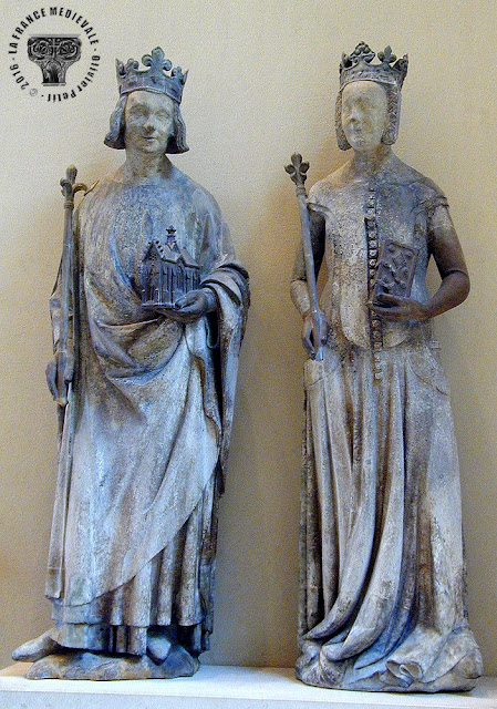 PARIS (75) - Musée du Louvre : Statues de Charles V et de Jeanne de Bourbon (XIVe siècle)