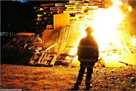 Bomberos en la Hoguera del 4 de Julio en Rockport, Massachusetts