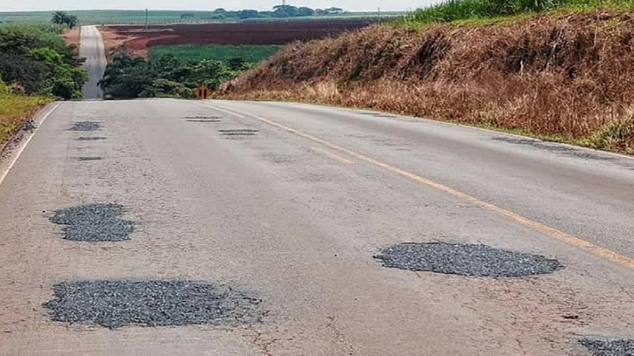 Carro e caminhão batem de frente mata mulher e deixa homem gravemente ferido em Jaú