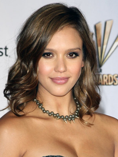 Jessica Alba's golden highlights and slightly wavy 'do are the perfect complement to her smoky eyes and pink pout.