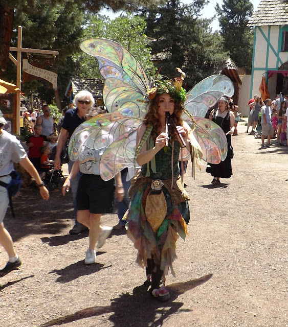 Today we visited the magical Renaissance Festival, which takes place in Colorado for 37 season. It is a magical journey into the legends of King Henry. The illusion of freedom and fun to recreate the paintings of the last actors interactive theater. Ate honestly we just forget about the time and immerse yourself in the game and fun as children. The main celebration was on, of course, the king and queen and the royal entourage. And clowns entertained people, clowns, fairies, magicians and acrobats.    Although many visitors come in carnival costumes and having fun posing for the camera.   Throughout the theatrical village shops are located craftsmen. Many of the secrets of his skill demonstrated to everyone and sell their creations.   Сегодня мы посетили волшебный  Ренессанс Фестиваль, который проходит в Колорадо уже 37 сезон.  Это волшебное путешествие во времена легенд Короля Генри.  Иллюзию свободы и веселья воссоздают картины прошлого актеры интерактивного театра.  Ели честно мы просто забыли про время и погрузились в игру и веселье как дети. Главным на празднике был, конечно, король с королевой и королевской свитой. А развлекали народ шуты, скоморохи, феи, фокусники и акробаты.   Хотя посетители многие пришли в карнавальных костюмах и с удовольствием позировали перед камерой.   По всей территории театрализованной деревни  расположились лавочки мастеров прикладного искусства. Многие демонстрировали секреты своего мастерства всем желающим и продавали свои творения.   