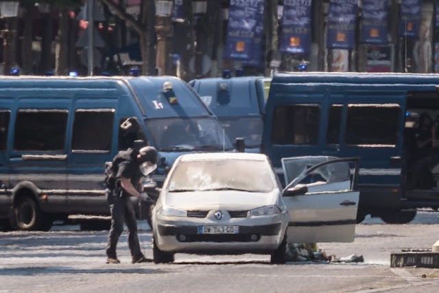 Paris - Operação policial em curso nos Campos Elísios