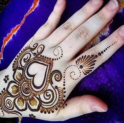 https://www.mehndidesigntrends.com/mehndi-designs-for-hands