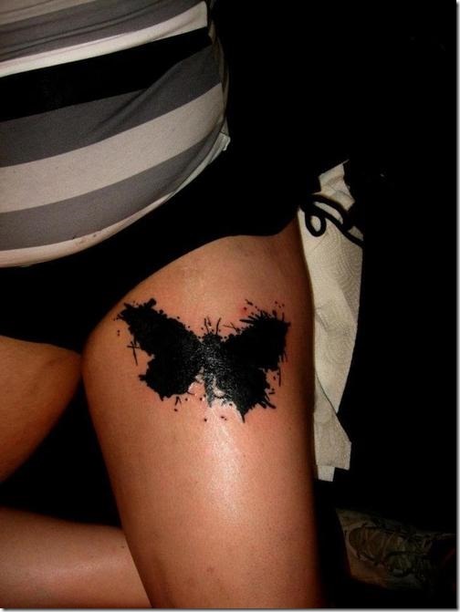 papillon_noir_tatouage_sur_la_cuisse