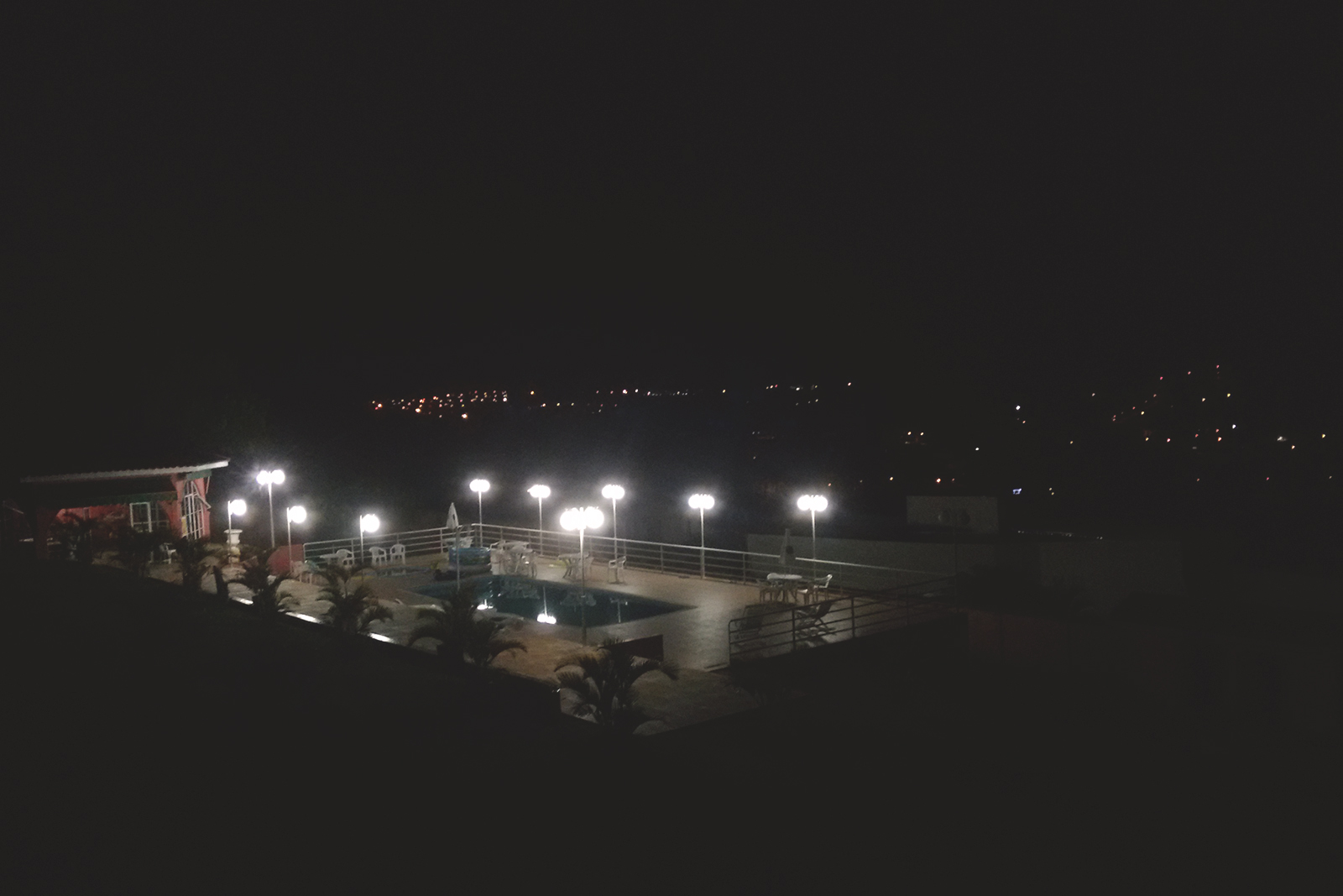 luzes da piscina a noite