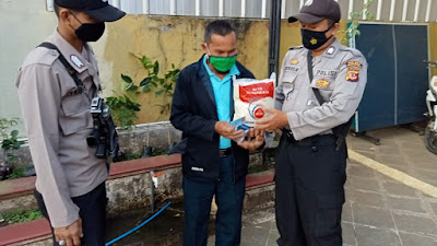 Peduli PPKM Darurat, Bhabinkamtibmas Polsek Malausma Salurkan Bansos Berupa Bersa Kepada Warga