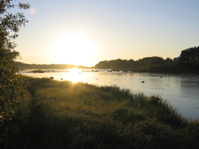 This photo was taken at about 10 pm in Finland. Finnish people are (probably) going to bed and this is what it looks like. - It's Midnight In The Arctic Circle...And The Sun Is Shining Brightly