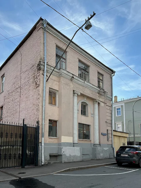 Гусятников переулок, бывшее здание Медико-филантропического общества (построено в 1912 году)