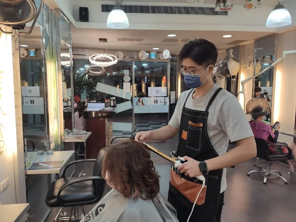 ▲張凱翔鼓勵和他一樣對美髮業有熱情的朋友，不要因為沒有美髮相關背景而對自己設限，只要懂得運用政府相關資源，除了可以學習一技之長，更可以開拓職涯的無限可能性。（中彰投分署提供）