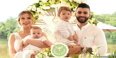 Gusttavo Lima e Andressa Suíta com os filhos no colo