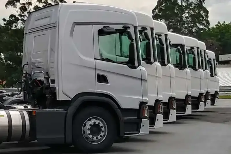 Estoque de caminhões zero km em pátio da fábrica da Scania