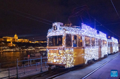 Trem yang Dihiasi Lampu Natal di Budapest