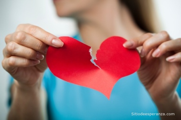 Mujer olvida amor rompiendo corazón