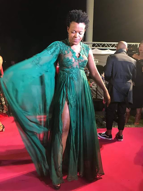 What a disgrace! South African socialite Zodwa Wabantu goes pantless at award, exposes her private parts (photos)