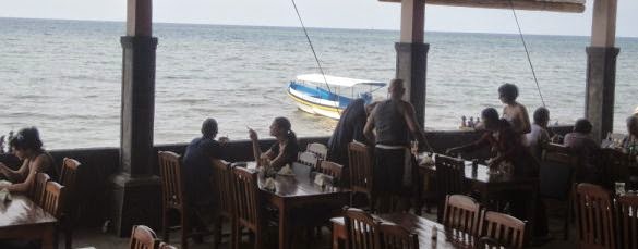 Makan Siang Di Restoran Pantai Lovina Singaraja - Pantai Lovina - Bali, Liburan, Perjalanan, Objek Wisata