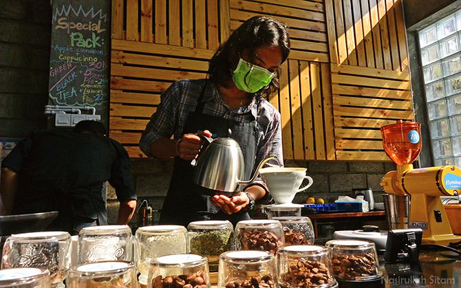 Willy (Barista) sedang melayani orderan