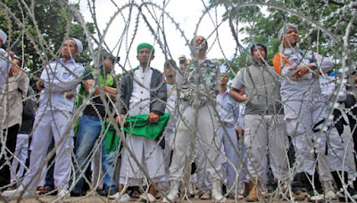 Ribuan Anggota FPI Melakukan Pemblokiran Didepan Mapolda Jawa Barat