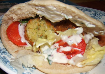 Falafel, sauce au yaourt dans pain pita