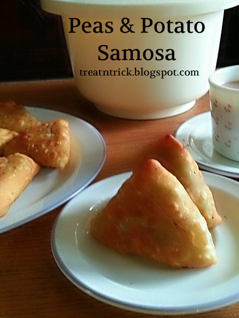 Peas Potato Samosa Recipe @ http://treatntrick.blogspot.com