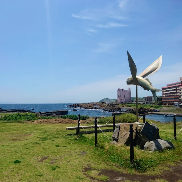 野島崎公園　トビウオの像