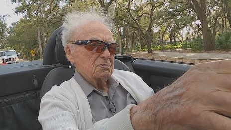 Il nonno di 107 anni guida la macchina in compagnia della sua ragazza