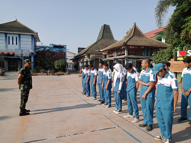 Babinsa Melatih PBB Untuk MenanamSikap Disiplin Siswa SMK Muhammadiyah 6 Rogojampi