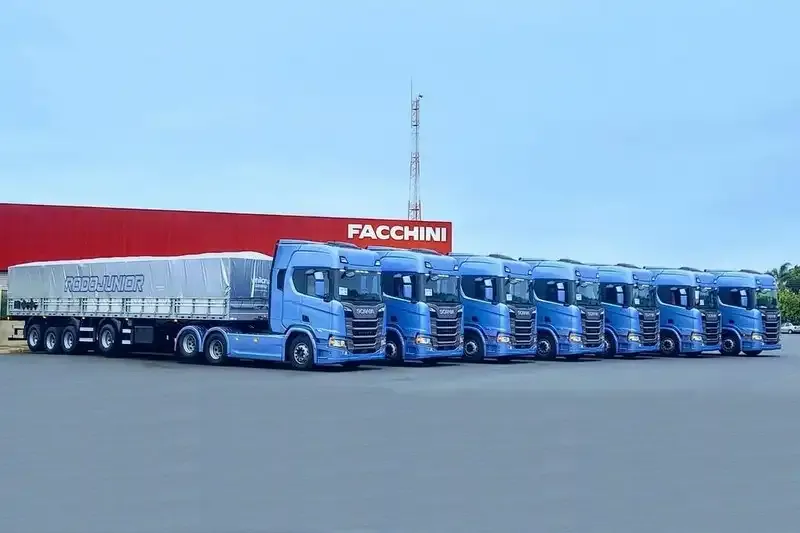 Frota de caminhões Scania com carretas 4º eixo da Rodojunior