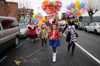 Desfile de disfraces de las fiestas de Lutxana