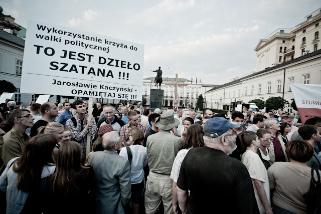 protesty pod pałacem prezydenckim,krakowskie przedmieście,2010