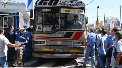 PARO EN LA 60: UN COLECTIVO LLENO DE PUTOS CORTARÁ HOY LA 9 DE JULIO.