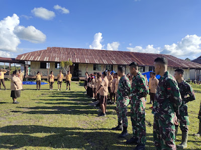 Prajurit TNI Satgas Pamtas Yonif 126/KC Berikan Pelatihan Pramuka Kepada Anak-Anak di Perbatasan Papua