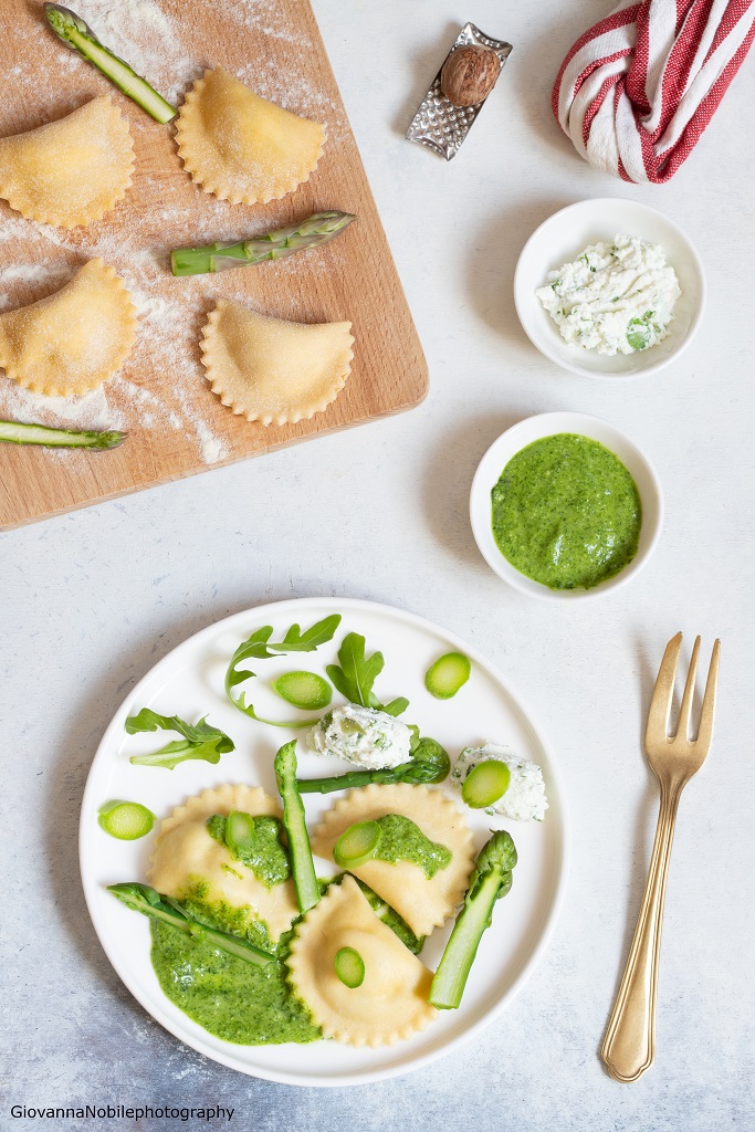 Ravioli con ricotta, asparagi e pesto