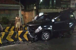 Tabrak Separator Busway Dekat Universitas Az-Zahra, Minibus Ringsek di Jatinegara Barat