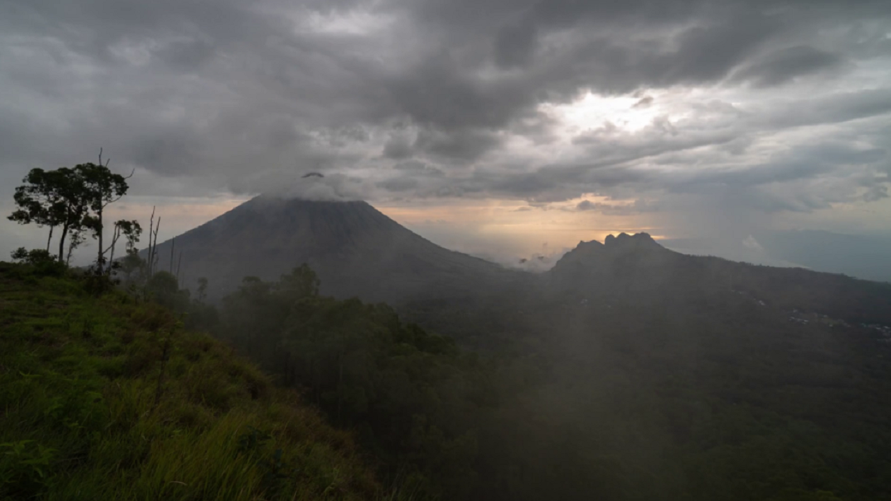 Gunung Inerie di Flores