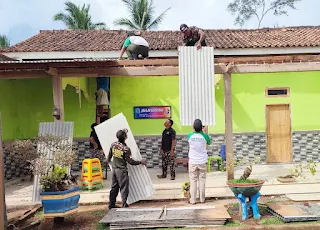 Kasatkorcab Banser Lampung Timur, Bowo Ngatino, memimpin kegiatan gotong royong untuk membantu pondok pesantren yang terkena dampak puting beliung pada Rabu, 8 Februari 2024.