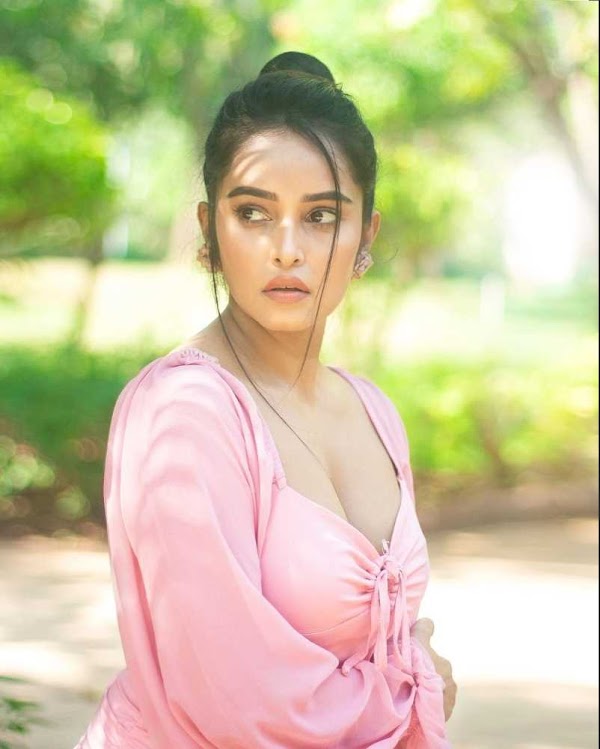 Kaushiki Rathore cleavage actress Paurashpur