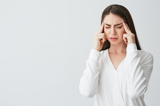 “Burnout do cérebro”: mulheres são mais impactadas pela enxaqueca crônica, conheça opções de tratamento