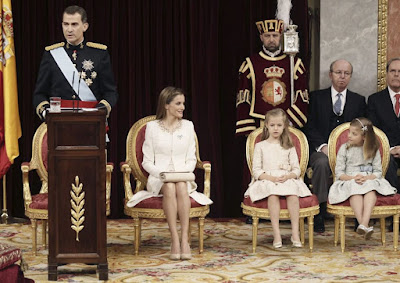 Maceiro das Cortes Gerais na proclamação de Filipe VI, 19/06/2014 (imagem disponível no portal de El País).