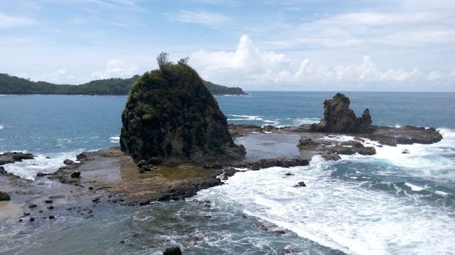 Pesona Indahnya Pantai Watu Lumbung Girisubo