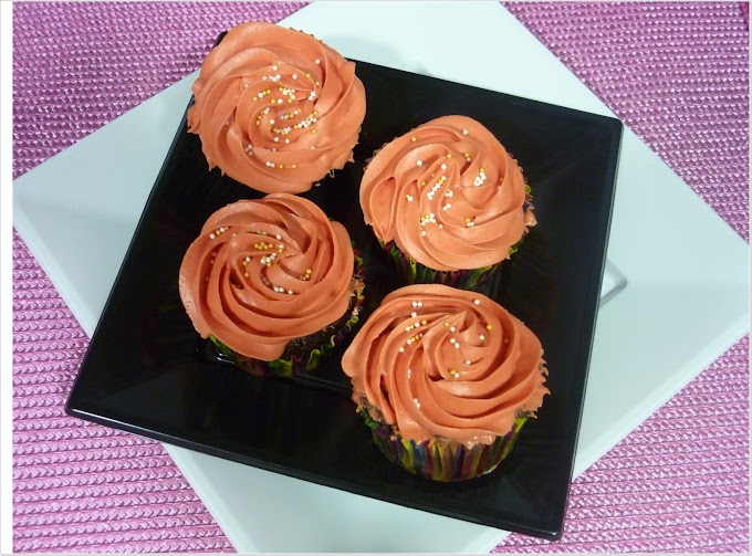 CUPCAKES DE CHOCOLATE CON NUECES CON FROSTING DE CREMA