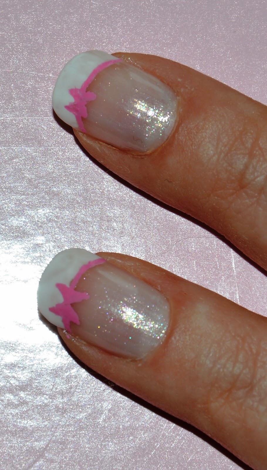 http://kosmetik-victim.blogspot.dk/2014/05/french-manicure-mit-schleifchen.html