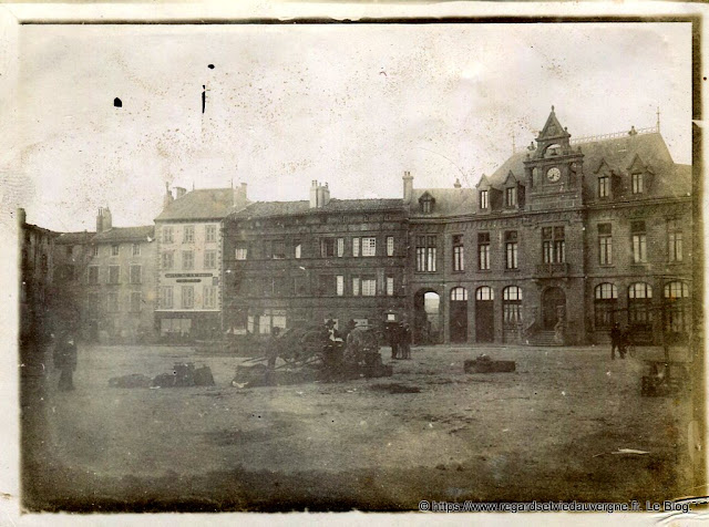 Saint Flour, (Cantal) place Gambetta en 1904.