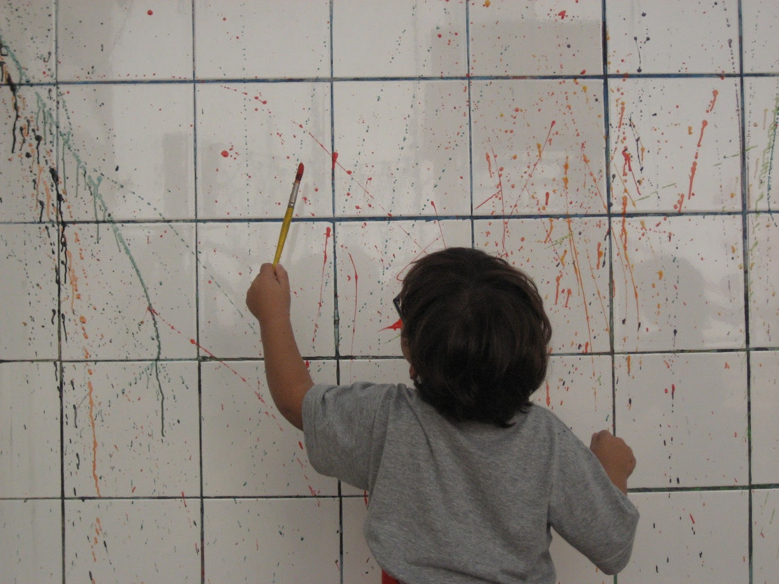 Crianças pintando na parede criança pintando desenho infantil com