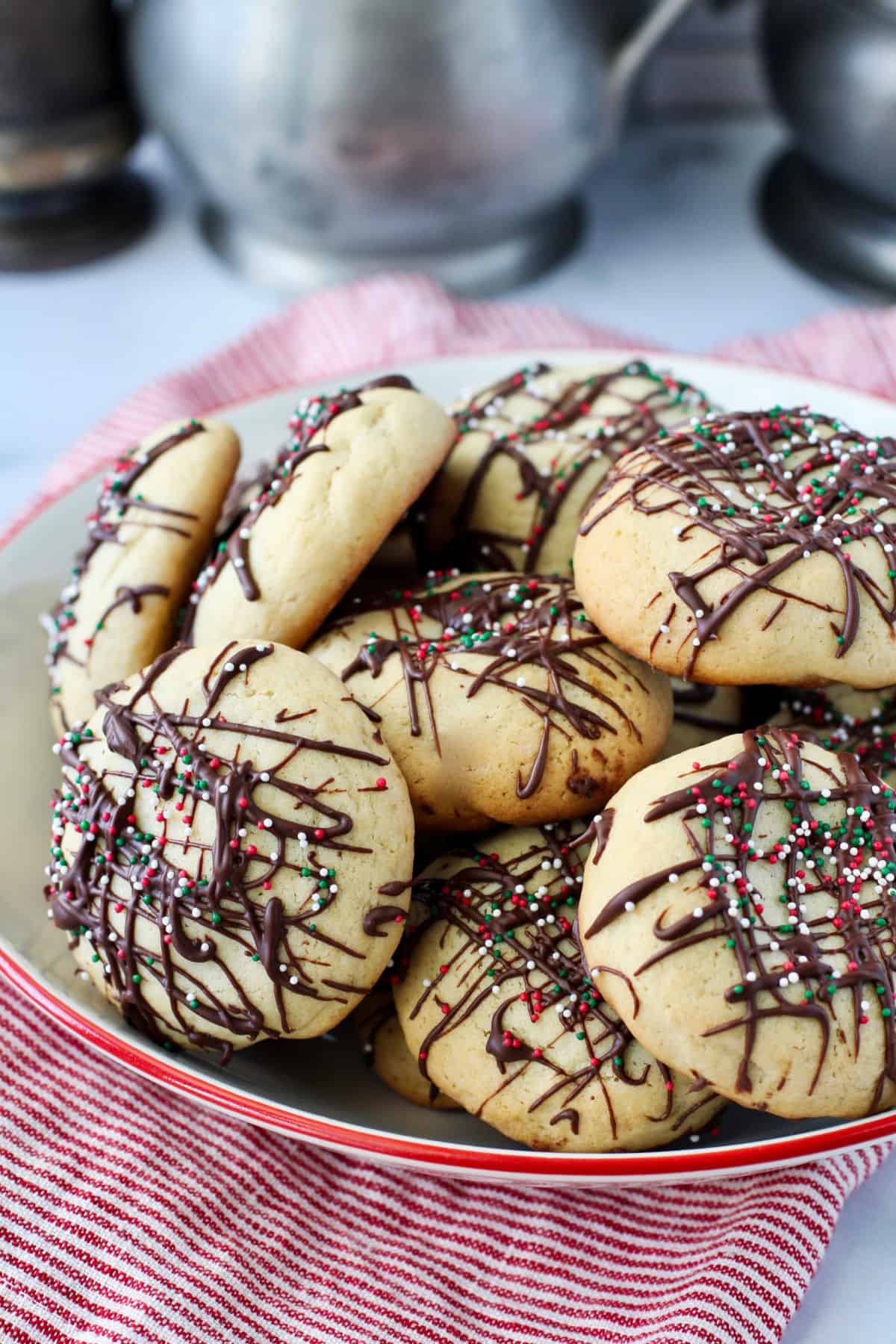 Chocolate Mint-Filled Cookies in a red-rimmed bowl.