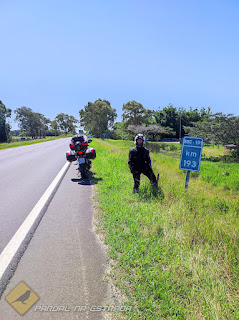 Placa do KM 193 da BR-101 em Rio Grande do Sul na direita, com com o escritor do blog no centro, e sua Honda CB500X na esquerda.