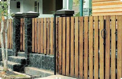 Pagar Rumah Natural Berbahan Kayu Dan Bambu