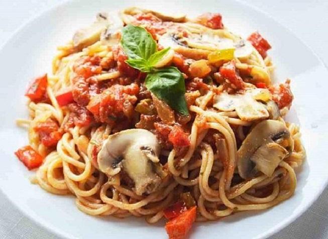 Pasta integral con tomate y champiñones