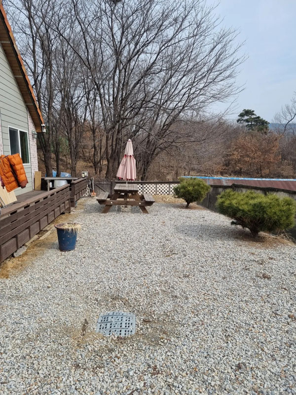 주택 뒤쪽 마당 사진